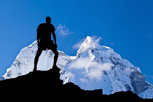 homem de pé na cadeia de montanhas do himalaia - sunrise asia china climbing - fotografias e filmes do acervo