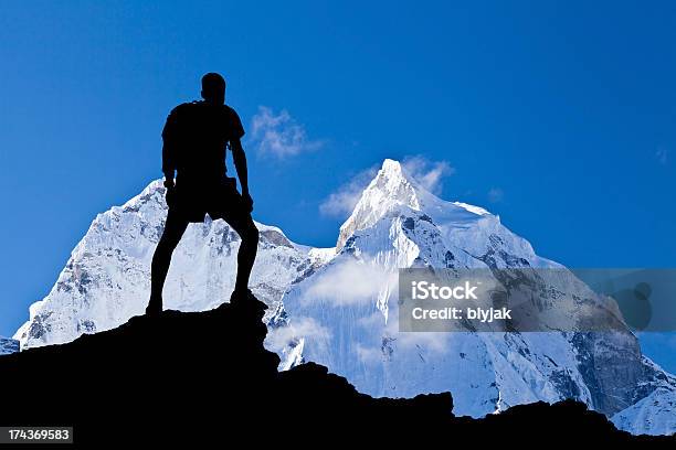 Foto de Homem De Pé Na Cadeia De Montanhas Do Himalaia e mais fotos de stock de Realização - Realização, Ama Dablam, Exploração