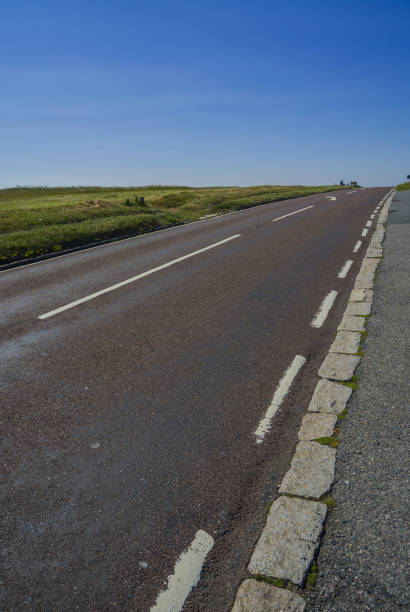 strada - hill grass heath moor foto e immagini stock