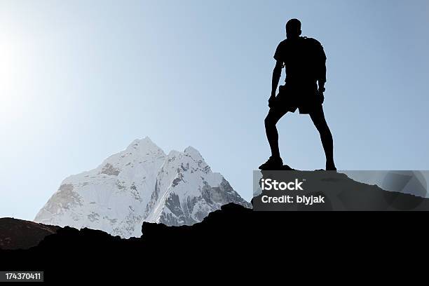 Silhouette Mann Wandern Stockfoto und mehr Bilder von Berg - Berg, Blick durchs Fenster, Forschungsreisender