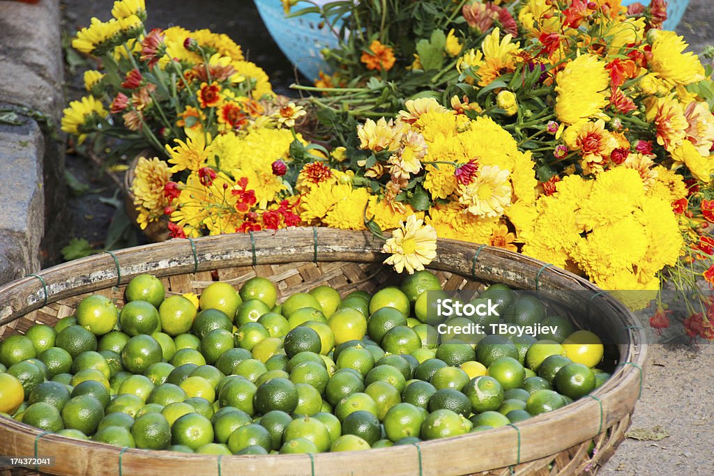 Gelbe Blumen und grünen Limetten - Lizenzfrei Blume Stock-Foto