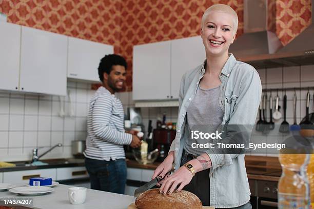 Roomates Frühstück Gemeinsam Vorbereiten Stockfoto und mehr Bilder von 18-19 Jahre - 18-19 Jahre, 20-24 Jahre, Afrikanischer Abstammung