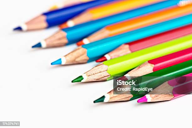 Multicolored Lápis Lápis Na Diagonal Linha Em Branco - Fotografias de stock e mais imagens de Afiado