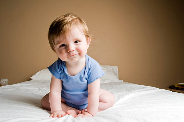 encantadores y bebé feliz - niños bebés fotografías e imágenes de stock