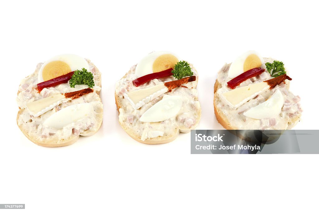 Sándwiches abiertos con huevos, queso, pimientos y ensalada de patata - Foto de stock de Ensalada de patata libre de derechos
