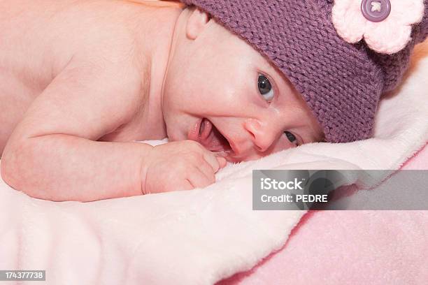 Foto de Sorrindo Recémnascido e mais fotos de stock de Bebê - Bebê, Cama, Cena de tranquilidade