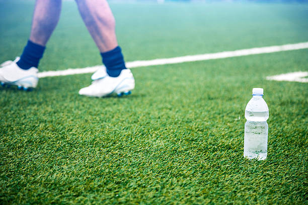 jugador de fútbol salir del campo de fútbol - rugby soccer grass playing field fotografías e imágenes de stock