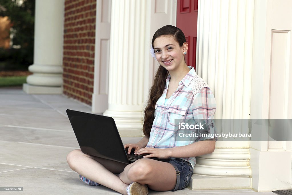 Adolescente con notebook - Foto stock royalty-free di 14-15 anni