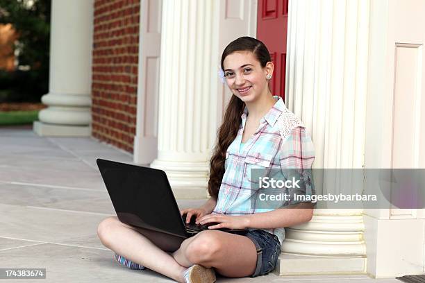 Adolescente Com Computador Portátil - Fotografias de stock e mais imagens de 14-15 Anos - 14-15 Anos, Adolescente, Adolescência