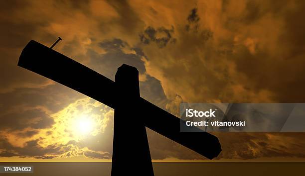Cruzada Contra El Cielo Negro Foto de stock y más banco de imágenes de Adulto - Adulto, Aprender, Biblia