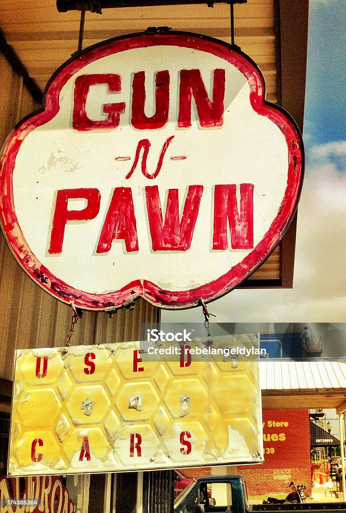 Pistola e pedone Insegna di negozio negli Stati Uniti - Foto stock royalty-free di Cittadina americana