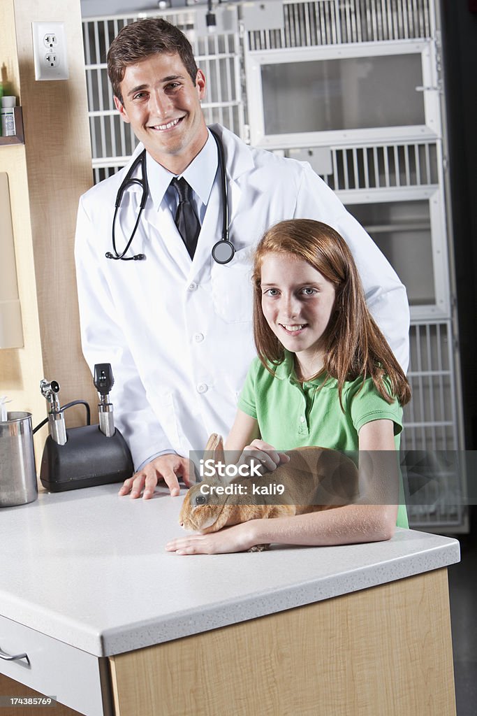 Menina tomando veterano Coelho para animais de estimação - Foto de stock de 10-11 Anos royalty-free