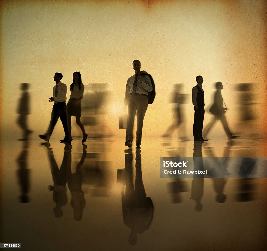 busineesgroup caminando en la puesta de sol - Foto de stock de Andar libre de derechos