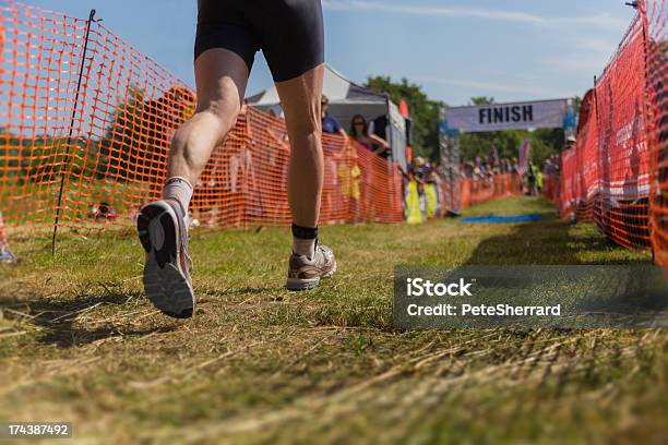 Triatleta Runner Finish Line Foto de stock y más banco de imágenes de Línea de meta - Línea de meta, Maratón, Acabar