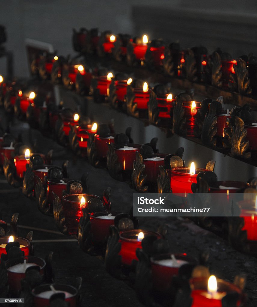 rack von Kerzen in der Kirche - Lizenzfrei Alt Stock-Foto