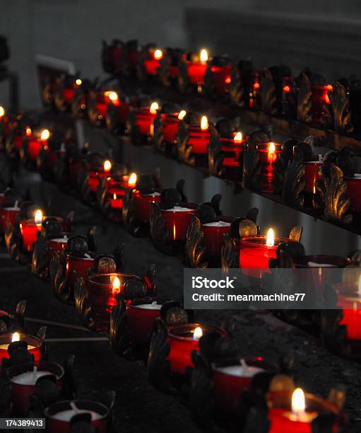 Rack De Las Velas De La Iglesia Foto de stock y más banco de imágenes de Ambiente atmosférico - Ambiente atmosférico, Amor - Sentimiento, Caja de donaciones