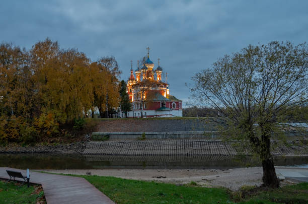 il tempio ortodosso di tsarevich dmitrij sul sangue nell'antica città di uglich in russia. cremlino di uglich. - uglich foto e immagini stock