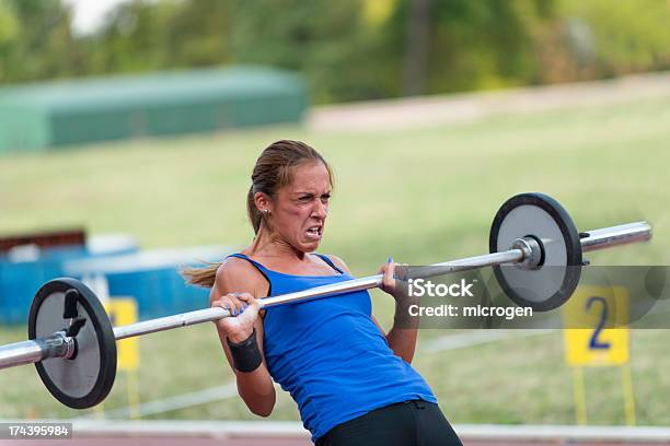 Kobieta Crossfit Konkurencji - zdjęcia stockowe i więcej obrazów Ciężary - Ciężary, Ciężki, Czarny kolor