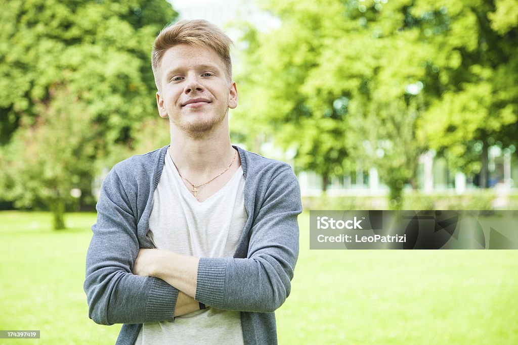 Heureux étudiant souriant avec Bras croisés - Photo de 25-29 ans libre de droits