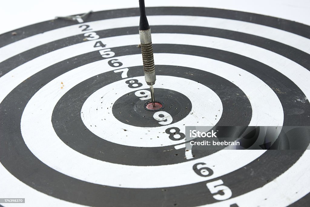 Flechas de dardos en el centro - Foto de stock de Apuntar libre de derechos