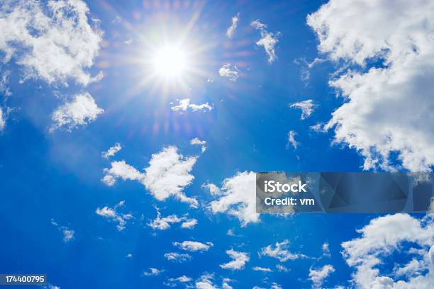 Céu Com Sol De Verão - Fotografias de stock e mais imagens de Ao Ar Livre - Ao Ar Livre, Azul, Beleza natural