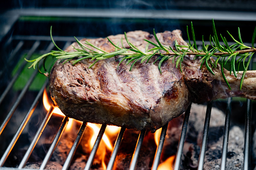 frisches Tomahawksteak vom Holzkohlengrill