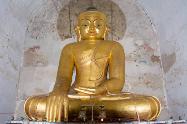 buddha in posizione di ubicazione al tempio di gawdawpalin in pagan - gawdawpalin pagoda foto e immagini stock