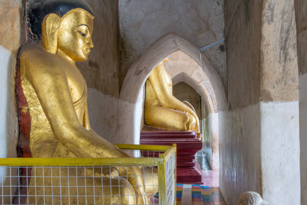 buddha sitzt im gawdawpalin-tempel in pagan - gawdawpalin pagoda stock-fotos und bilder