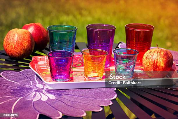 Bicchieri Di Plastica - Fotografie stock e altre immagini di Alimentazione sana - Alimentazione sana, Ambientazione esterna, Arancione