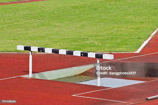 Photo libre de droit de Rangée De Haies Sur Le Rouge Piste De Course Prête Pour La Compétition banque d'images et plus d'images libres de droit de Compétition