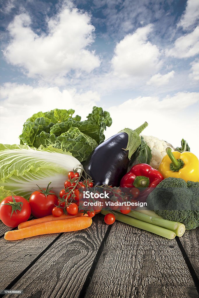 野菜をテーブル - みずみずしいのロイヤリティフリーストックフォト