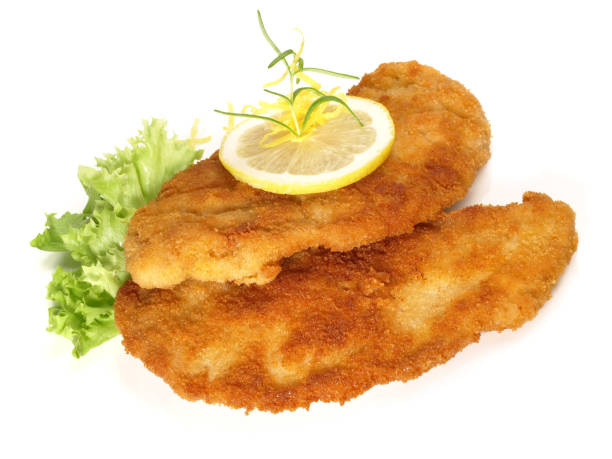 escalope empanizado con limón - aislado - viennese schnitzel fotografías e imágenes de stock