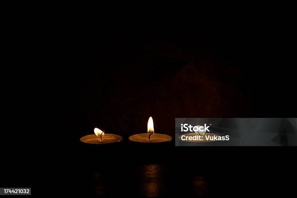 Foto de Três Velas Em Uma Mesa De Madeira e mais fotos de stock de Cena de tranquilidade - Cena de tranquilidade, Chama, Conceito