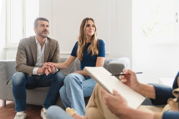 focused young couple in therapy: emotions and insights captured - plenaire vergadering fotos stockfoto's en -beelden