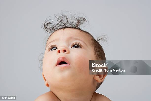 Baby Jungen Blick Nach Oben Stockfoto und mehr Bilder von 6-11 Monate - 6-11 Monate, Ausgebleicht, Baby