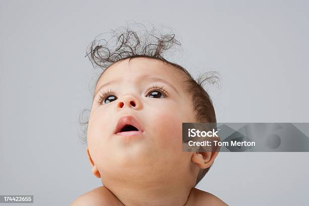 Un Niño Bebé Mirando Hacia Arriba Foto de stock y más banco de imágenes de 6-11 meses - 6-11 meses, Bebé, Color - Tipo de imagen
