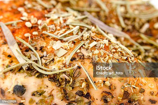 Foto de Peito De Frango Assado Com Closeup e mais fotos de stock de Alecrim - Alecrim, Alho, Alimentação Saudável