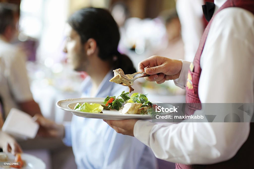 Piatto nelle mani del cameriere - Foto stock royalty-free di Cameriere