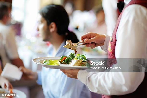 Foto de Prato De Garçom Mãos e mais fotos de stock de Garçom - Garçom, Perto de, Prato