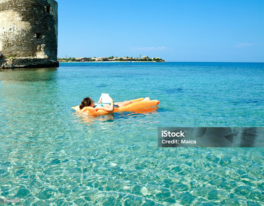 Kind Lesen am Strand, weißes Schwimmendes - Lizenzfrei Luftmatratze Stock-Foto