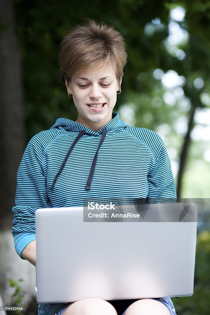 Preoccupato giovane ragazza con laptop - Foto stock royalty-free di Abbigliamento casual