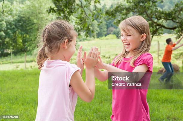 Duas Meninas Brincando Pattacake - Fotografias de stock e mais imagens de Ao Ar Livre - Ao Ar Livre, Brincalhão, Brincar