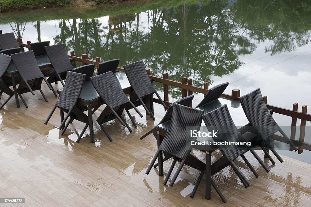 丸いテーブルと籐の椅子 - カフェのロイヤリティフリーストックフォト