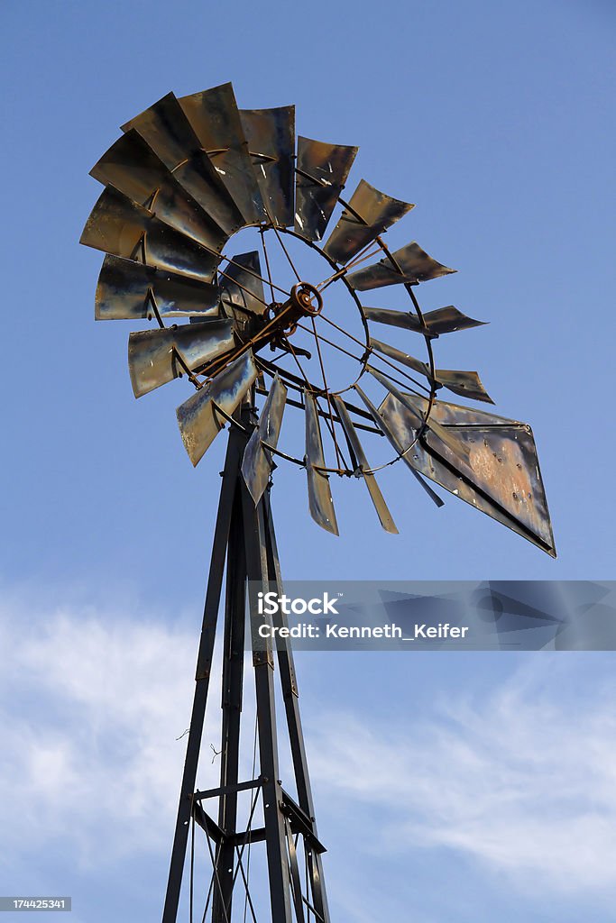 Rustikale Windmühle mit blauen bewölkten Himmel - Lizenzfrei Agrarbetrieb Stock-Foto