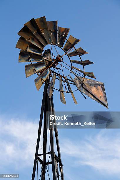Rustikale Windmühle Mit Blauen Bewölkten Himmel Stockfoto und mehr Bilder von Agrarbetrieb - Agrarbetrieb, Alt, Altertümlich