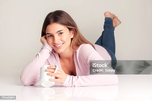 웃는 젊은 Brunette 라잉 바닥 20-29세에 대한 스톡 사진 및 기타 이미지 - 20-29세, 가정의 방, 갈색 머리