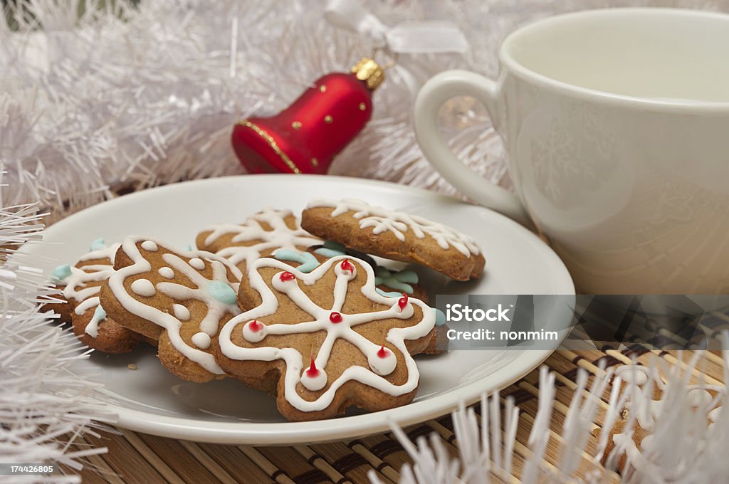 Оформленный сахар, молоко и печенье в Санта - Стоковые фото Венок роялти-фри