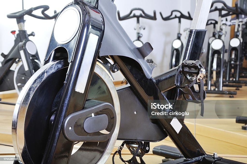 Grupo de bicicletas spinning en el salón de ejercicios - Foto de stock de Accesorio personal libre de derechos