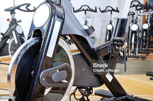 Grupo De Bicicletas Spinning En El Salón De Ejercicios Foto de stock y más banco de imágenes de Accesorio personal