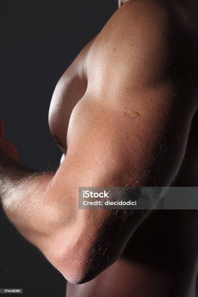 portrait homme musclé sur fond noir - Photo de Adulte libre de droits